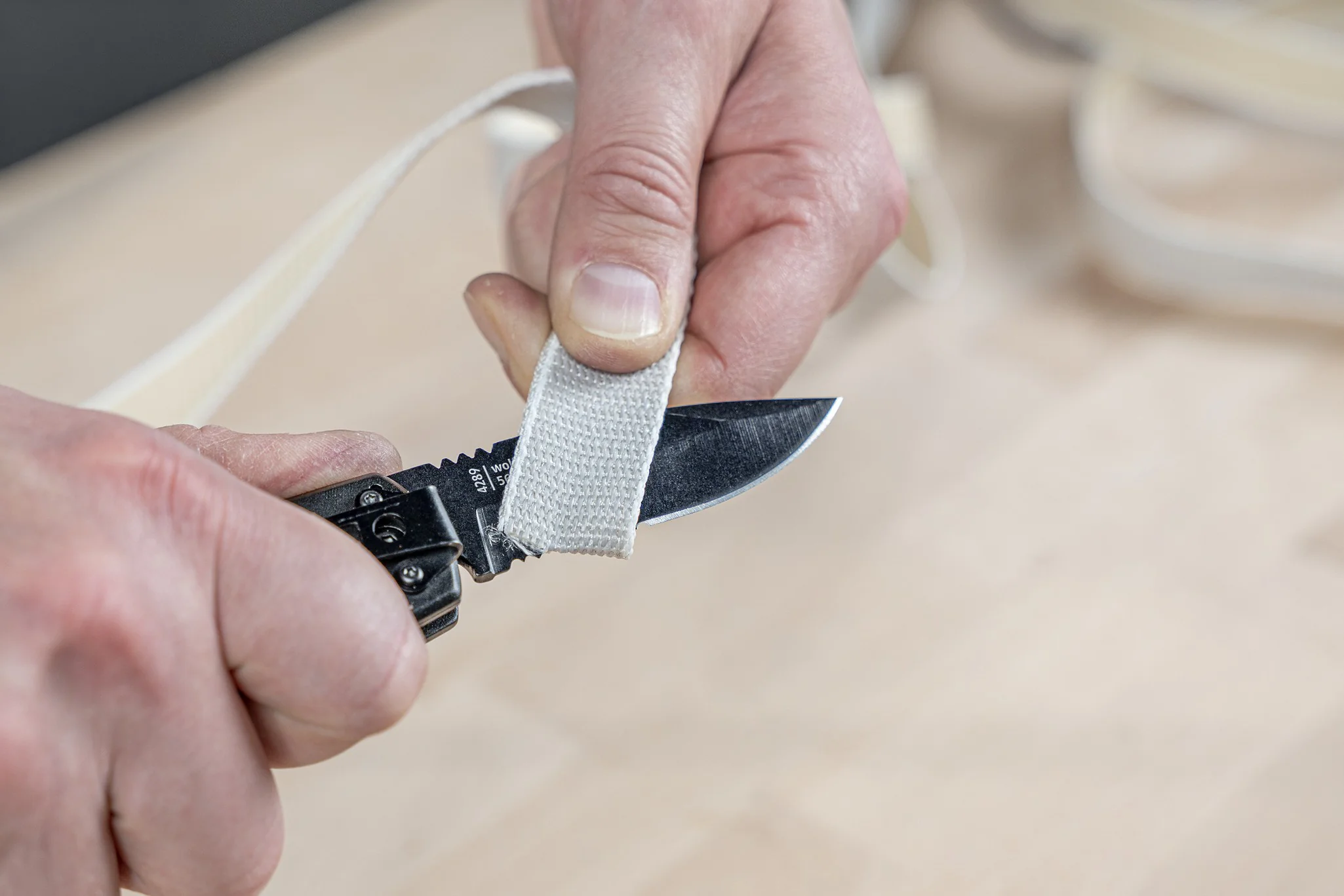 Freizeitmesser mit klappbarer, gezahnter Klinge - Image 3
